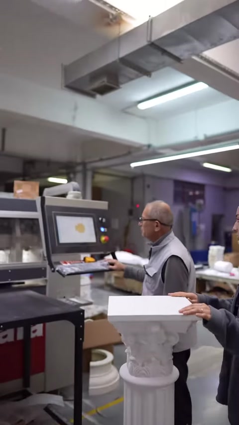 Paketleme bölümündeki makine ekranı ve çalışma tezgâhı görülüyor