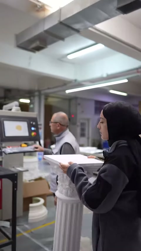 Görevli ve sunucu, kontrol ekranındaki ürün şablonunu birlikte değerlendiriyor