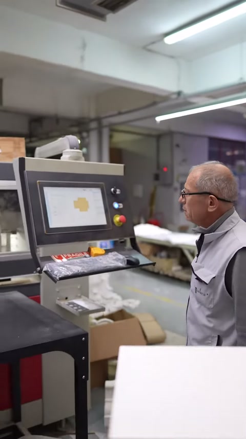 Operatör, paketleme makinesinin ekranı önünde kontrol adımlarını aktarıyor