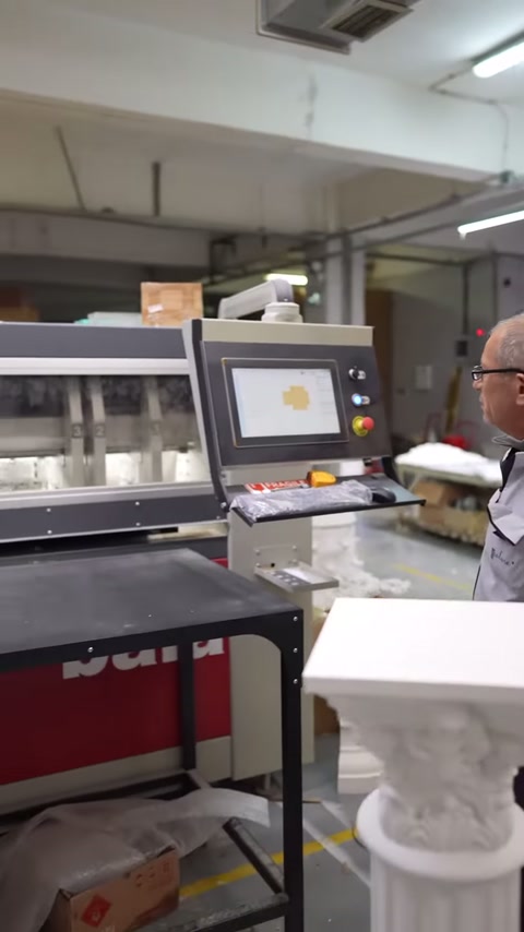 Sunucu ve operatör, makine panelindeki işlemi yan yana takip ediyor