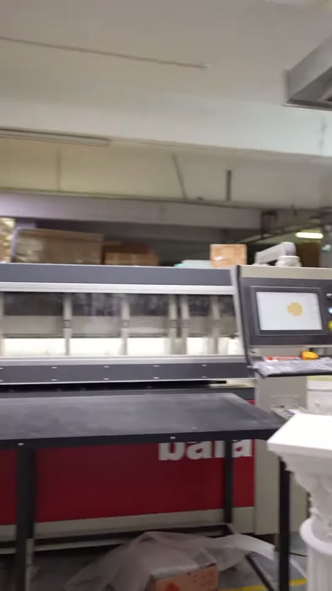 Geniş paketleme makinesi üretim alanında işlem öncesinde görüntüleniyor