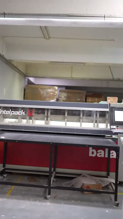 Paketleme hattının kırmızı gövdesi atölyede yakından görüntüleniyor
