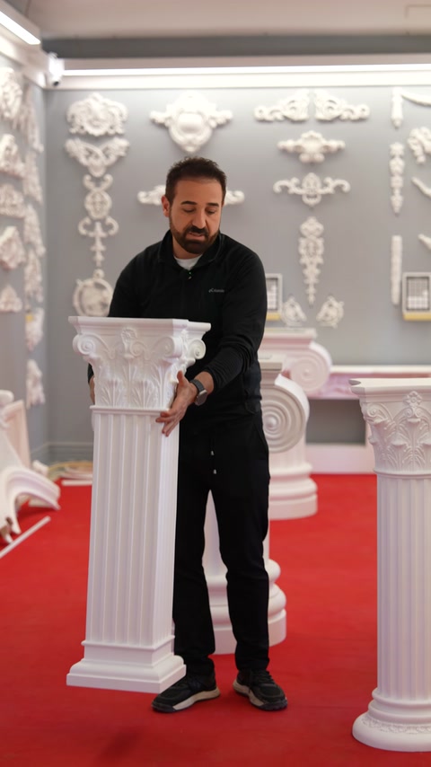 Kare kesitli dekoratif sütun elde kaldırılarak hafifliği gösteriliyor.