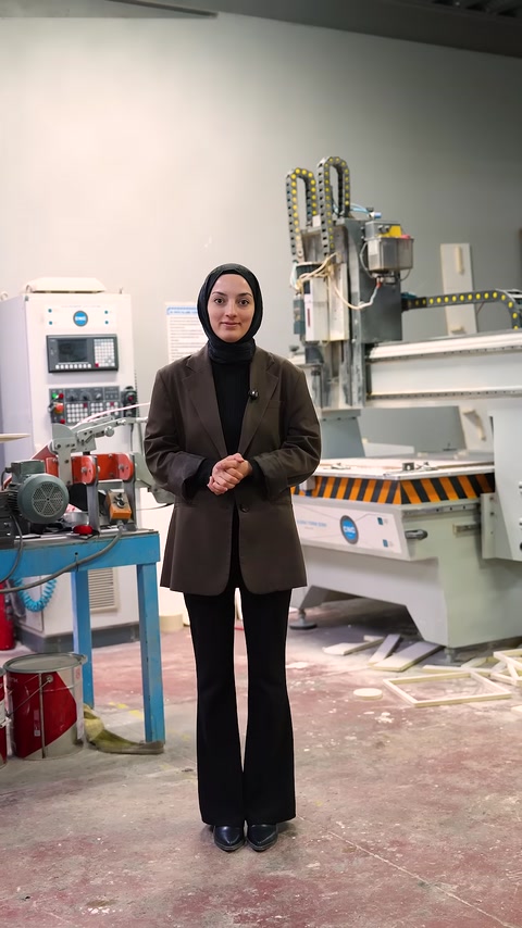 Üretim alanındaki CNC makinesi ve çalışma tablası görülüyor