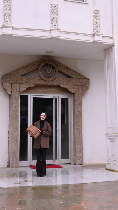 Showroom girişi ahşap görünümlü poliüretan kirişlerle çerçevelenmiş