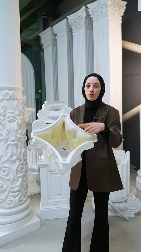 Sunucu sütun başlığı numunesini göstererek konuşmayı sürdürüyor