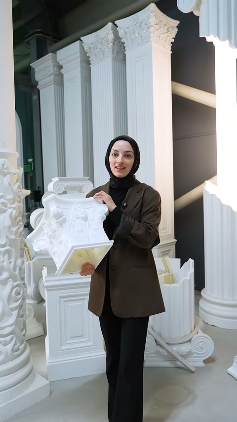 Sunucu elini kaldırarak sütun başlığı hakkında ek açıklama yapıyor