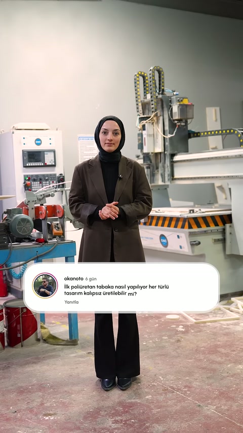 Sunucu arkasındaki CNC işleme makinesinin önünde duruyor, izleyici sorusu ekranda