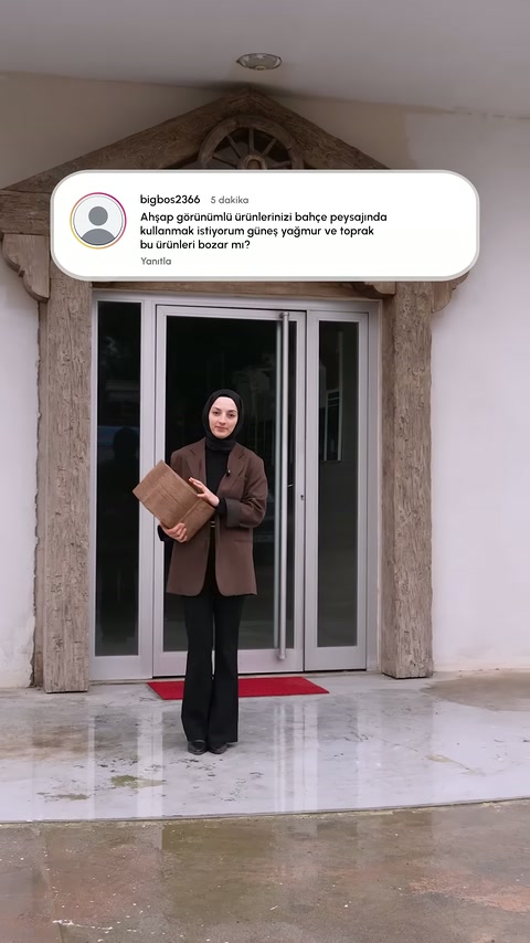 Ahşap görünümlü ürünlerle ilgili izleyici sorusu bina girişinde gösteriliyor