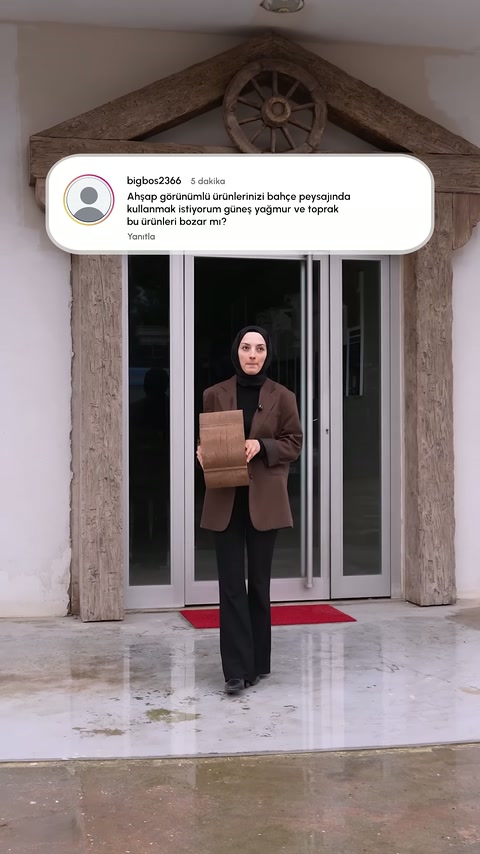 Sunucu bina girişi önünde elindeki paketle soruyu yanıtlamaya başlıyor