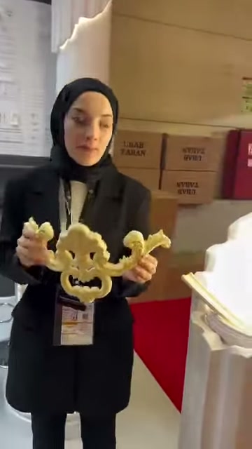 Esnek bezemenin iki ucu, dekoratif sütun yanında ayrı ayrı tutuluyor