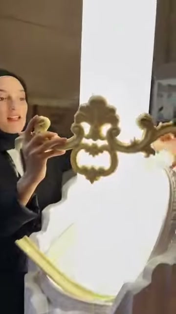 Kabartmalı süsleme, sütunun parlak yüzeyi önünde kenarından tutuluyor