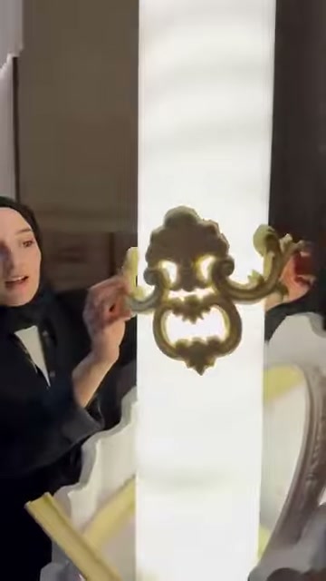 Dekoratif flex parça, aydınlatılmış düz yüzey önünde yatay tutuluyor