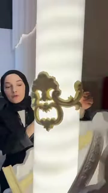 Esnek motifin merkezi, beyaz sütun yüzeyinde konumlandırılarak gösteriliyor