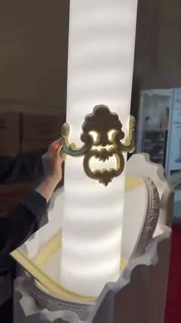 Krem bezeme numunesi, sütun kenarında tek elle destekleniyor