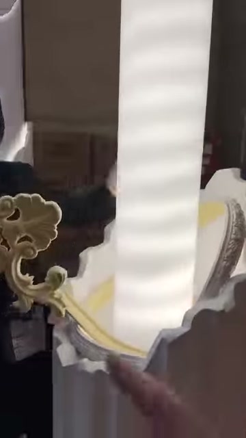 Kabartmalı motif, yüksek sütun yüzeyi yanında uygulama için tutuluyor