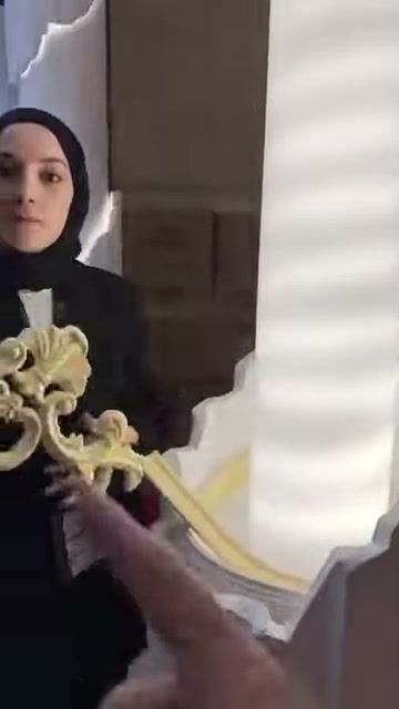 Poliüretan flex süs, aydınlatmalı sütunun yanında yeniden sergileniyor