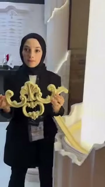 Esnek süslemenin kabartılı yüzeyi, sütun yanında kameraya çevriliyor