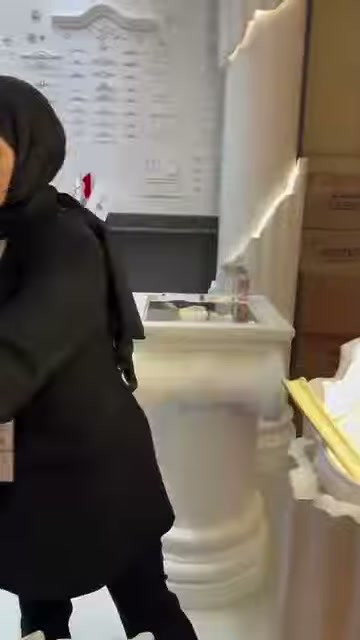 Flex bezeme, sütun dibindeki kavisli profilin yanında gösteriliyor