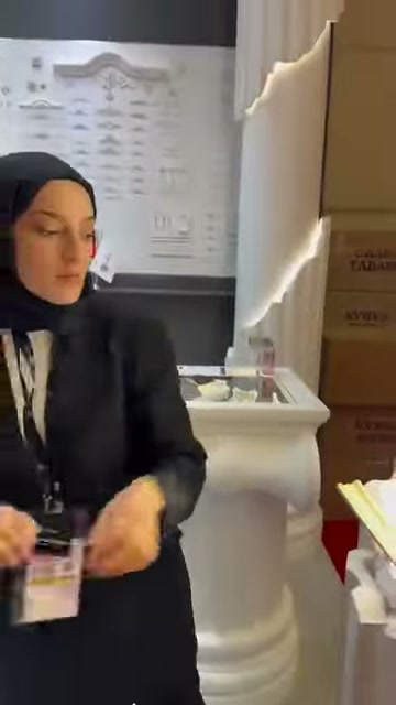 Uzun flex profil, dekoratif sütun çevresindeki uygulama alanına taşınıyor
