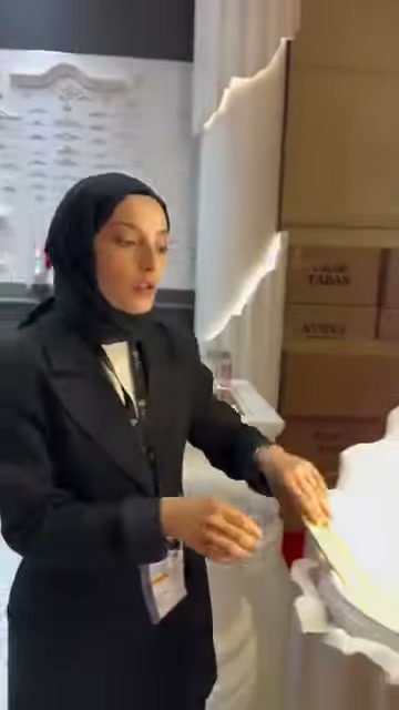 Kahverengi esnek çıta, sütun tabanındaki eğri hatta yaklaştırılıyor