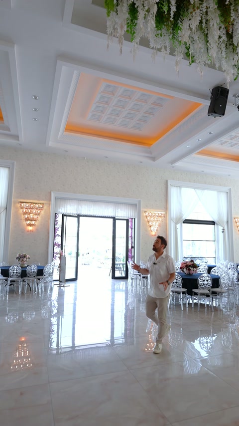Turuncu ışıklarla vurgulanan kasetli tavan ve salon oturma düzeni