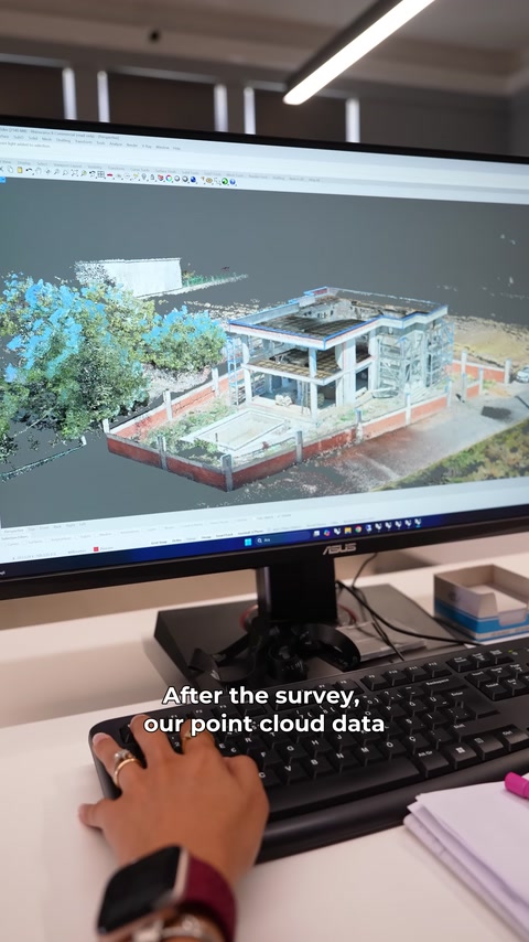 Bilgisayar ekranında villanın renkli nokta bulutu modeli görülüyor