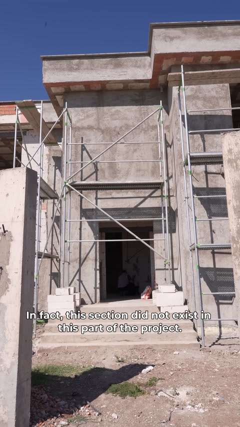 İnşaat hâlindeki giriş bölümü iskele ve açıklıklarıyla görüntüleniyor