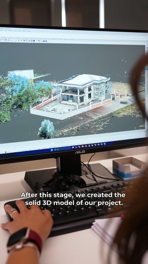 Monitörde villa parselinin renkli nokta bulutu üzerinde çalışılıyor.