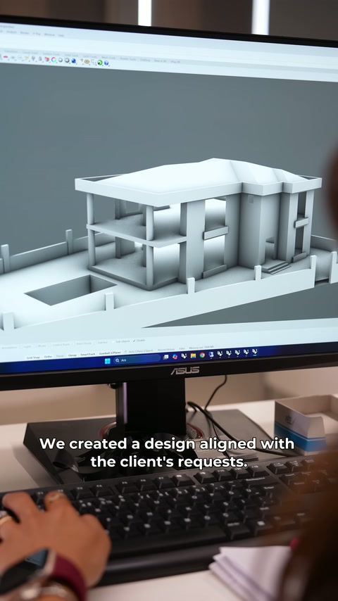 Beyaz katı modelde giriş saçağı ve sıralı sütunlar tasarlanıyor.