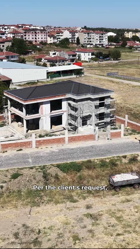 Drone görüntüsünde villanın tasarım öncesi kaba cephe düzeni görülüyor.