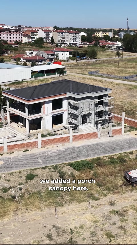 Havadan çekim giriş tarafındaki açıklıkları ve tamamlanmamış cepheyi gösteriyor.
