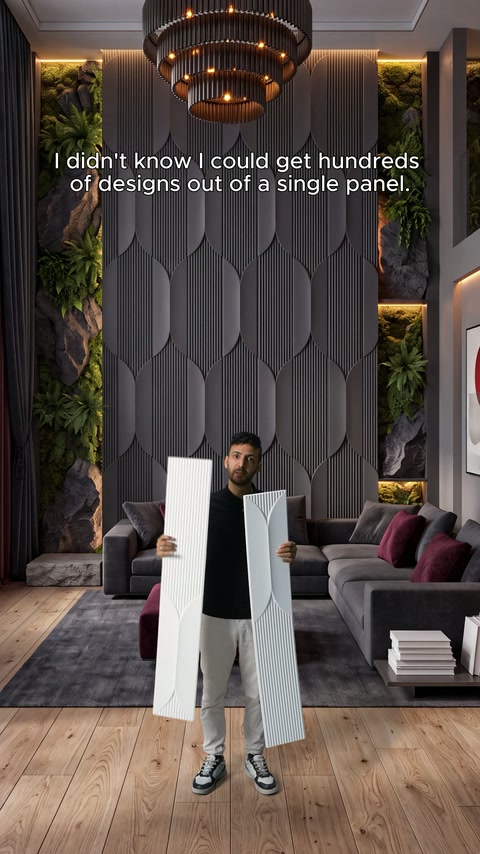 Sunucu, gri kabartmalı duvar önünde üç panel parçasını tanıtıyor.