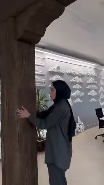 Sunum yapan görevli poliüretan kütüğün dikey yüzeyine temas ediyor