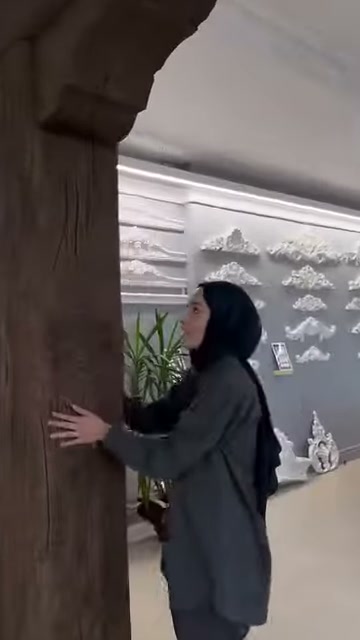 Kütük gövdesindeki uzun damar izleri yakın açıyla sergileniyor