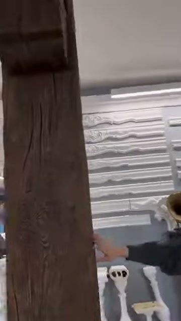 Kameraya yaklaşan kütük yüzeyinde budak ve damar kabartıları seçiliyor