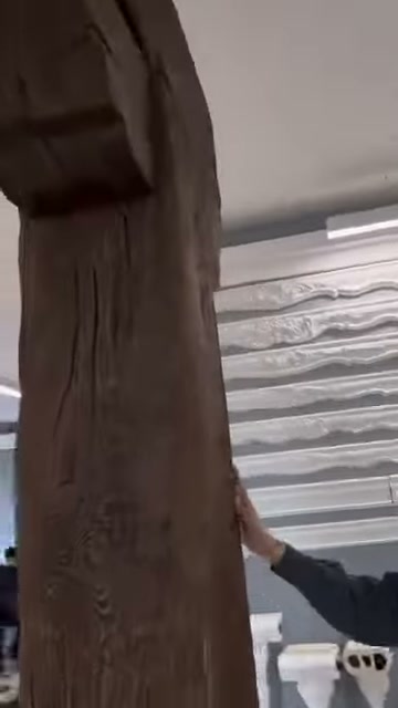 Direğin üst kısmındaki çatlak efektleri ve kahverengi tonlar görülüyor