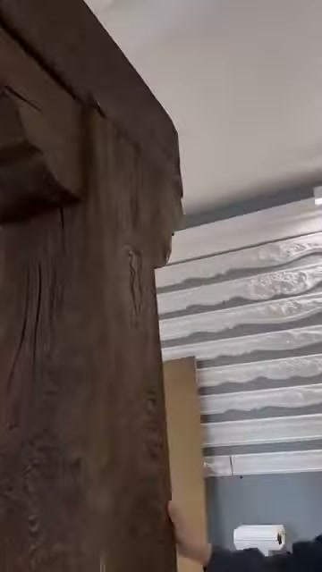 Poliüretan kütüğün budaklı gövdesi ile köşe birleşimi ayrıntılı gösteriliyor