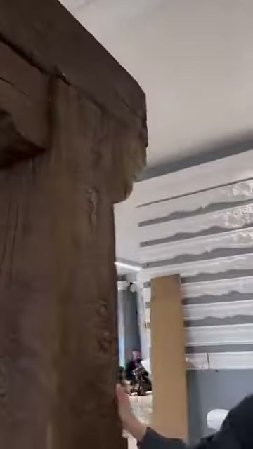 Yakın planda direğin doğal ağaç görünümü veren kabartmalı yüzeyi bulunuyor