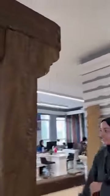 Kütük birleşiminde katmanlı oyma etkisi oluşturan dekoratif çıkıntılar görülüyor