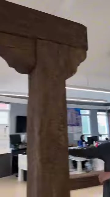 Koyu renkli yatay kiriş ile dikey gövdenin birleşimi öne çıkarılıyor