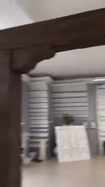 Kamera showroom içinde kütük çerçevenin üst bölümünden yana doğru ilerliyor