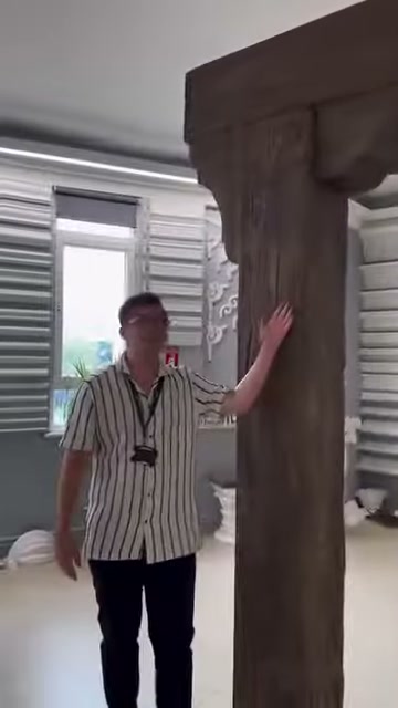 Kütük direğin geniş gövdesi ve üst bağlantı çıkıntıları sergileniyor