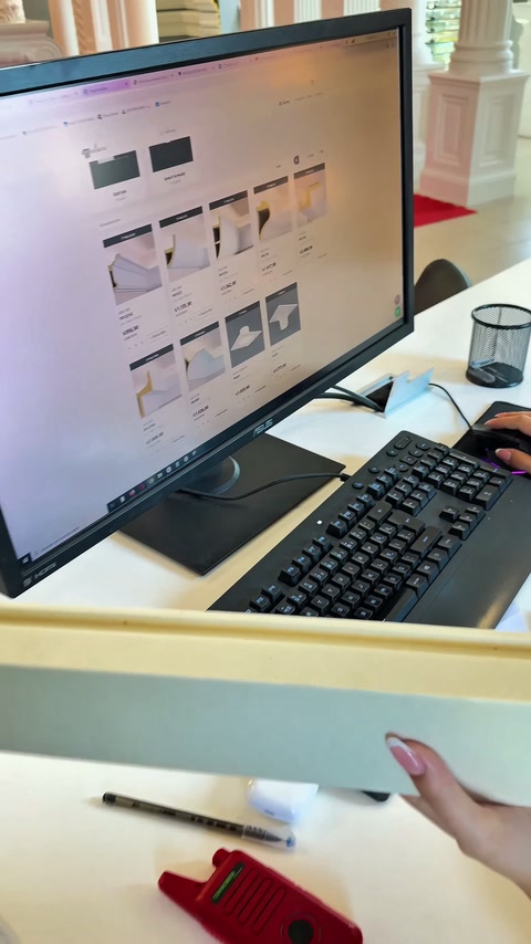 Poliüretan kanal profili ekrandaki proje görselleri önünde inceleniyor