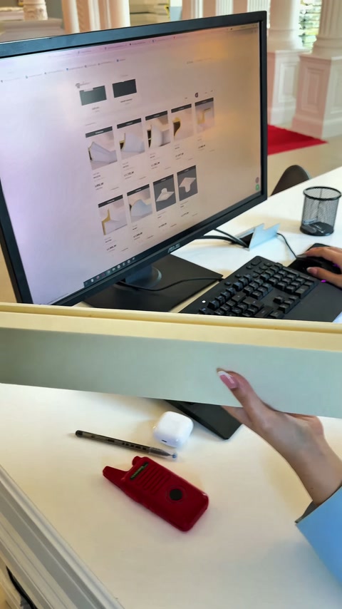 Uzun dekoratif parça ekrandaki ürün sayfasıyla beraber gösteriliyor