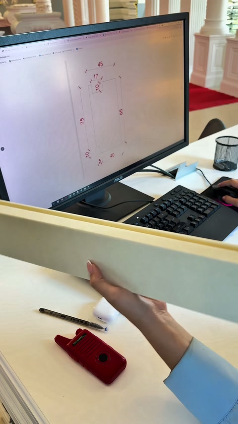 Yatay profildeki uzun kanal hattı monitör karşısında sergileniyor