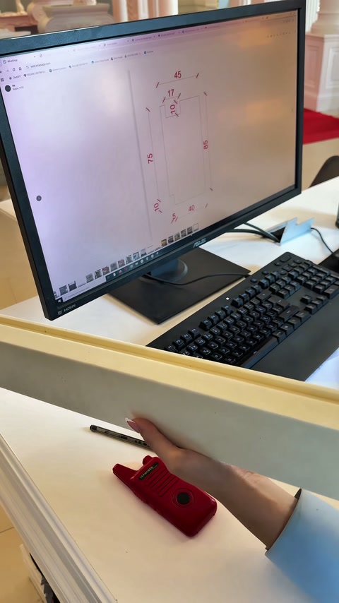 Uzun poliüretan parça teknik çizim ekranının altında inceleniyor