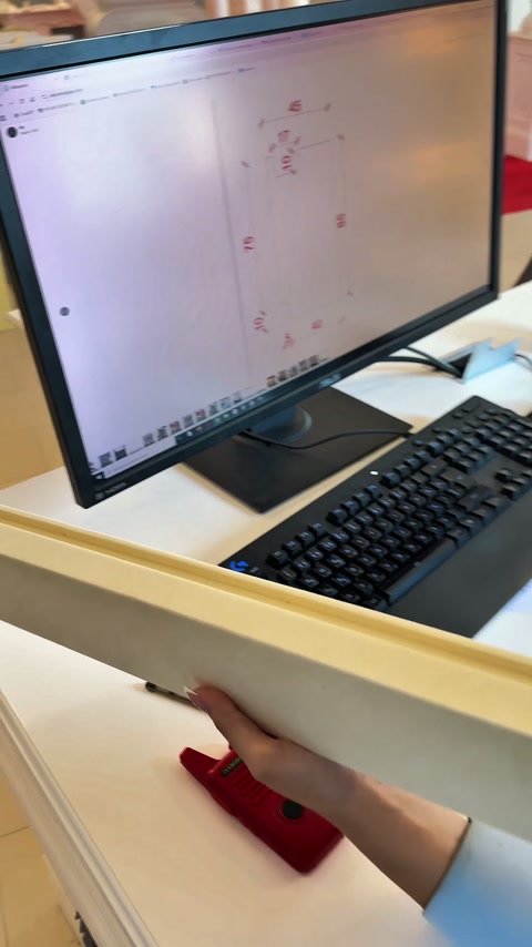 Kanal profili ölçü işaretleri bulunan bilgisayar çizimi önünde tutuluyor