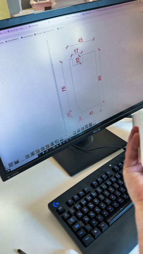 Kesit numunesi ölçülendirilmiş teknik çizimin önünde elde tutuluyor