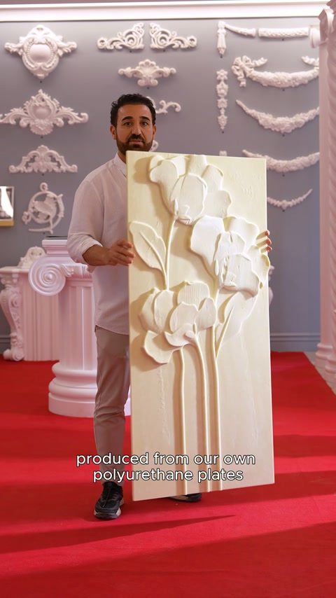 Çiçek saplarıyla biçimlenen kabartmalı pano showroomda önden tutuluyor.